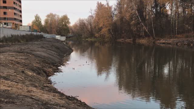 Почистили реку? У нашего ЖК почистили, а за мостиком остались живописные места смотреть онлайн