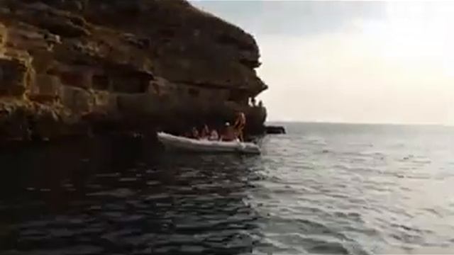 Машина провалилась в колодец смотреть онлайн
