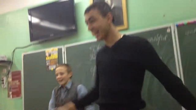 Школьный Беспредел !!! Два пацана танцуют и поют ! смотреть онлайн