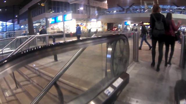 Из метро на центральный вокзал Роттердама смотреть онлайн