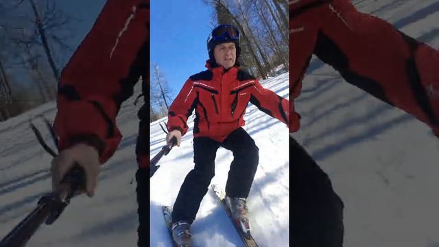 Спуск на небольшом горнолыжном склоне Лоза в Московской области смотреть онлайн