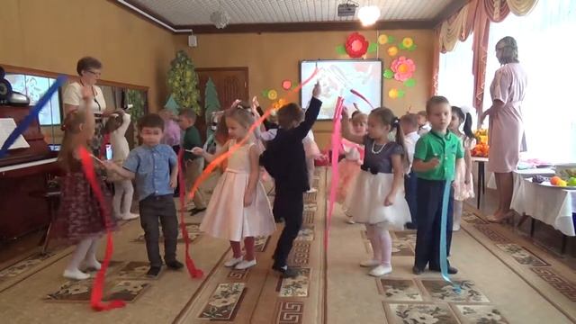 "Танец с лентами" в исполнении детей гр №10 МБДОУ "ЦРР - д/с "Сказка" смотреть онлайн