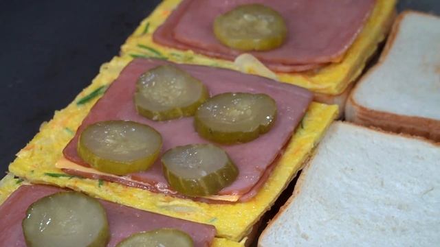 Tremendous amount of ingredients, Bulgogi egg roll toast | 석봉 토스트 | Korean street food смотреть онлайн