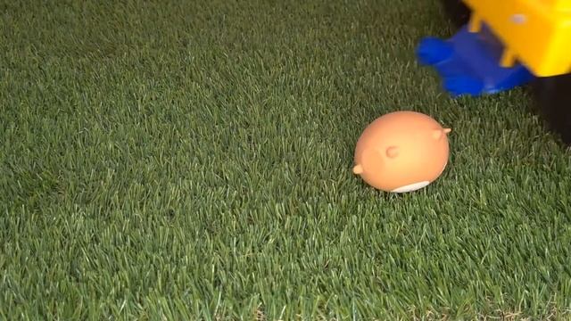 Машина давит предметы под колесом, зубная паста, глаза, лягушка, безе, попкорн, сквиш смотреть онлайн