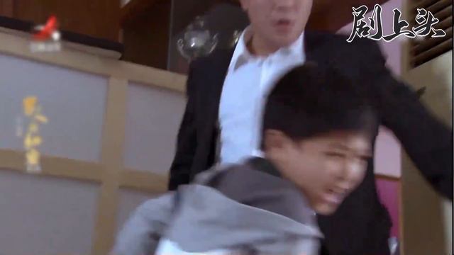 妻子執意離婚帶着孩子走，怎料丈夫不同意，直接把她打進醫院！ смотреть онлайн