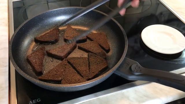 МИРОВАЯ ЗАКУСКА - гренки с намазкой из колбасного сыра. БЮДЖЕТНО и ОЧЕНЬ ВКУСНО! смотреть онлайн