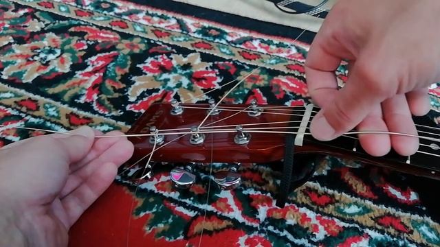 Установка струн на акустической гитаре смотреть онлайн