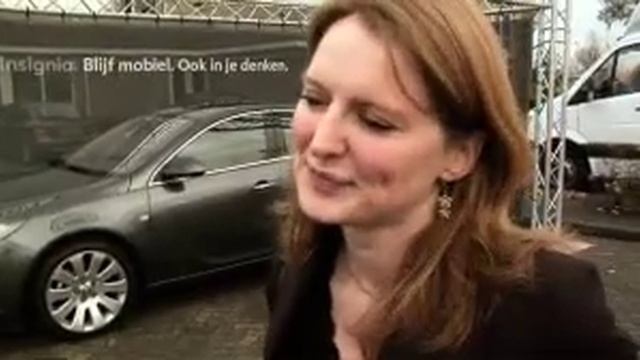 Opel Insignia maakt indruk op Olga! смотреть онлайн