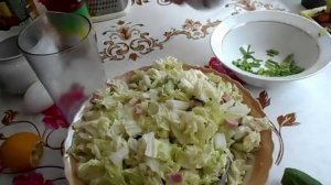 Салат из пекинской капусты./Капуста,огурец,колбаса, лук и яйцо/.