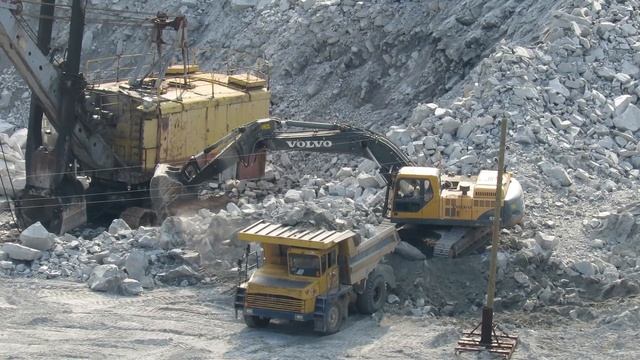 Погрузка БЕЛАЗа Экскаватор Volvo EC 360 смотреть онлайн