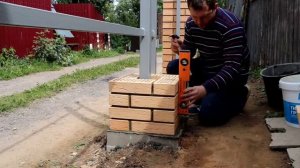 Укладка столба облицовочным кирпичом.