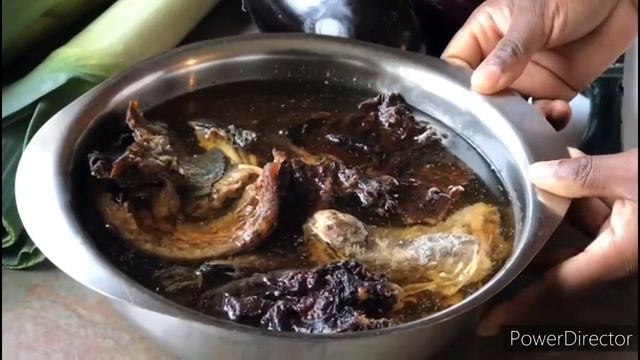 Préparation des feuilles de manioc (Pondu) Par Mama Anne/+353899521600 смотреть онлайн