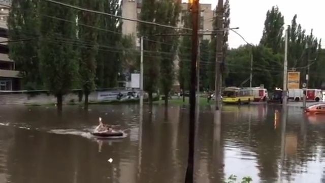 Заплыв на надувном матрасе смотреть онлайн