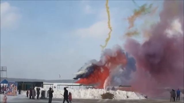 Дневной, дымный салют на Масленице. смотреть онлайн