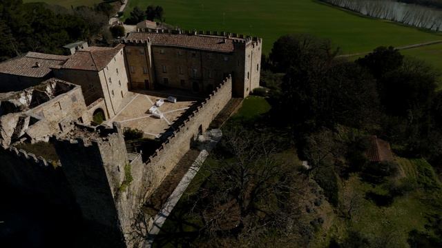 Il Castello di Ramazzano. Drone DJI MAVIC 3 смотреть онлайн