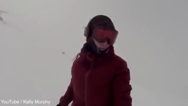 Сноубордистка не заметила, как сняла гнавшегося за ней медведя смотреть онлайн