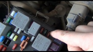 Замена предохранителя стартера в монтажном блоке под капотом на KIA - Spectra