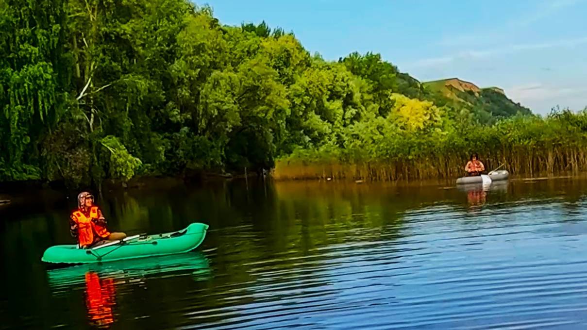 ЗЛЫЕ ПОЛОСАТИКИ ГНУТ СПИННИНГ #рыбалка с ночевкой, #уха и поиск #окуня смотреть онлайн