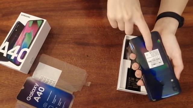 Распаковка - Смартфон Samsung Galaxy A40 (2019) / SM-A405FZKGSER смотреть онлайн