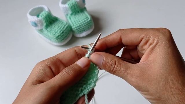 пинетки макасины спицами для мальчика и девочки. подошва 11см смотреть онлайн