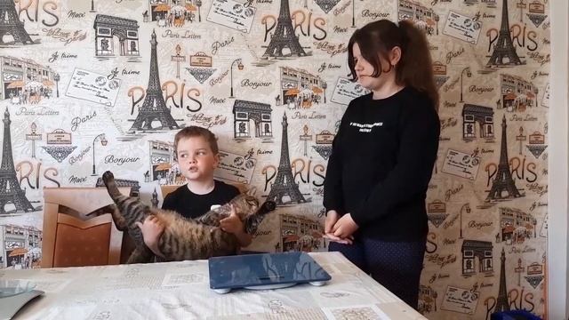 УГАДАЙ ПРАВИЛЬНЫЙ ВЕС ЧЕЛЛЕНДЖ! // СКОЛЬКО ВЕСИТ САМЫЙ МАЛЕНЬКИЙ ТЕЛЕФОН? // ЛАКИ ШОУ смотреть онлайн