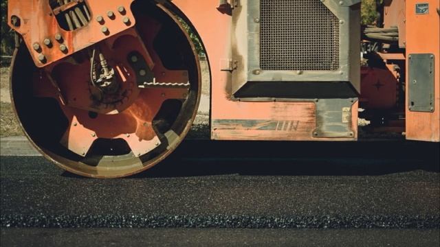 Водитель катка двигался задним ходом и почему-то не заметил рабочего смотреть онлайн