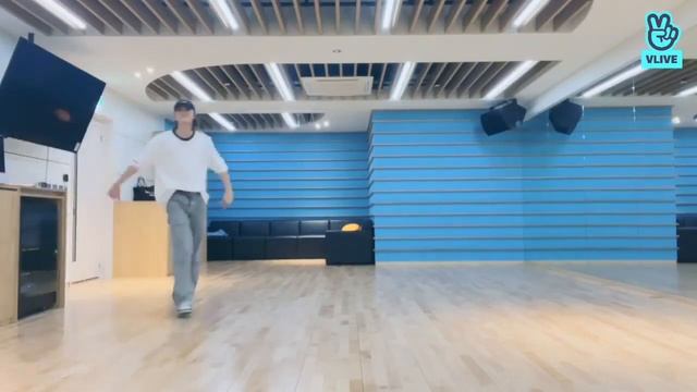 [RUS SUB] Хёнджин танцевальный прямой эфир | V LIVE 100822 смотреть онлайн