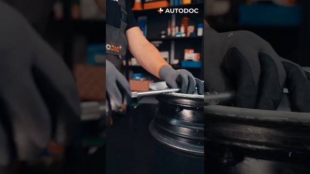 Как установить нипель с помощью ключа | AUTODOC #shorts смотреть онлайн