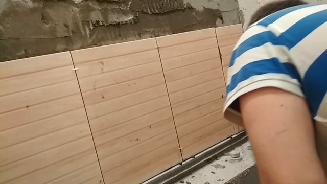 Кладка плитки в ванной - 5 часть. Кладем плитку на заваленную кривую стену без плоскости по фен-шую смотреть онлайн
