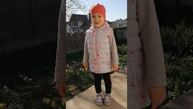 Стих "Ходит наша бабушка" Данилейко Полинка 4 года. смотреть онлайн