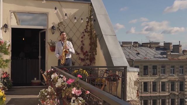 Live saxophone play on the roof in St. Petersburg - Dance Monkey cover/ Саксофон на крыше Петербург смотреть онлайн