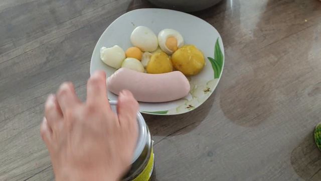 Белла с Алисой   делают салат 