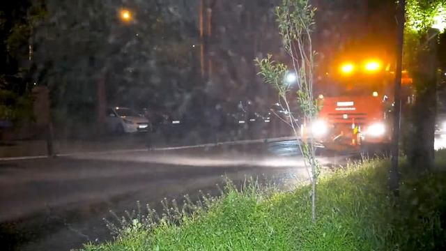 Промыть и убрать мусор: круглосуточно город прибирают около 100 рабочих и более 40 машин смотреть онлайн