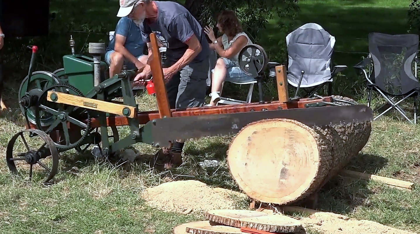 Дед показал дизельную лесопилу 1939 года. Работа и распил бревна. смотреть онлайн