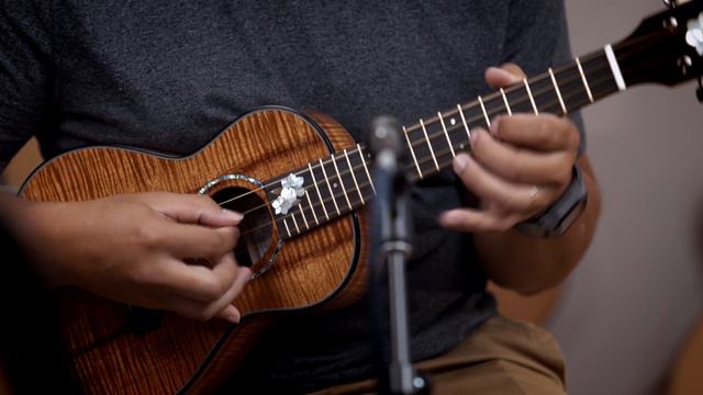 Ko'olau Custom Tenors - Deluxe Koa & CS Spruce Rosewood - Sailor Moon смотреть онлайн