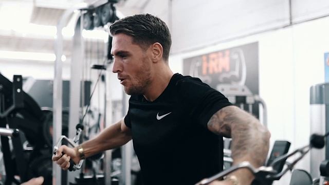 BEAUTY vs BEAST | Martyn Ford & Tom Zanetti - chest training смотреть онлайн