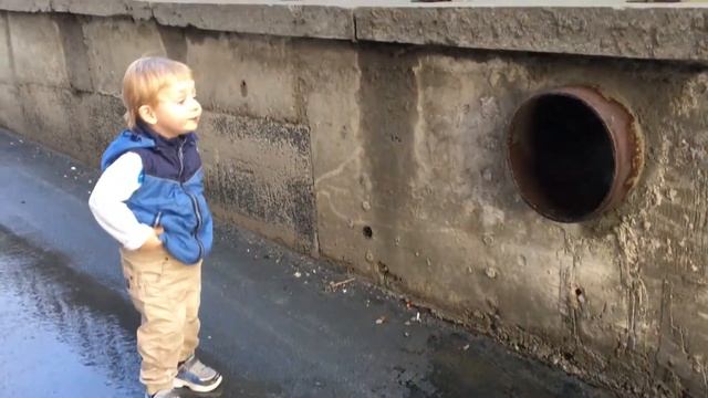 Малыш Ян ходит около дома, ищет лужи после дождя. смотреть онлайн