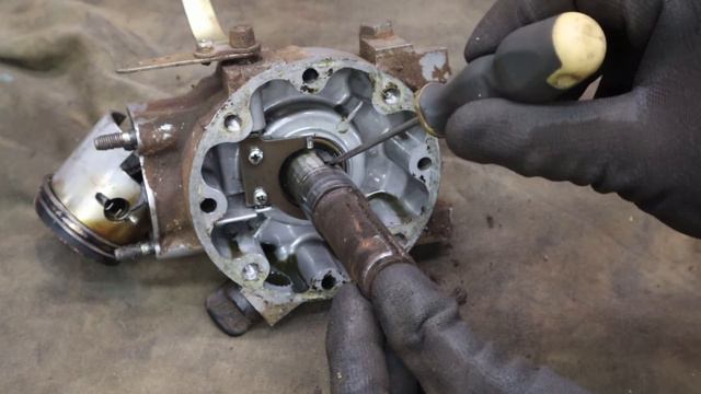 Junked Robin EC10 Two Stroke Engine Restoration [Part 1 of 2] смотреть онлайн
