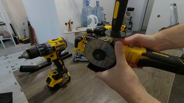 Аккумуляторный комплект инструментов DeWalt смотреть онлайн