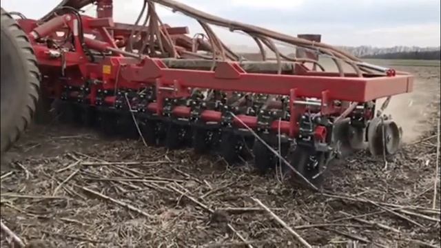 Прямой посев льна по подсолнечнику - монодисковая сеялка Turbosem, замедленная съемка смотреть онлайн