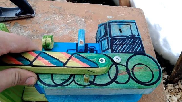 Деревянный гусеничный трактор, игрушка из прошлого, в современном исполнении смотреть онлайн