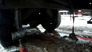 Полурессора на полуприцепе сломалась. Меняем.