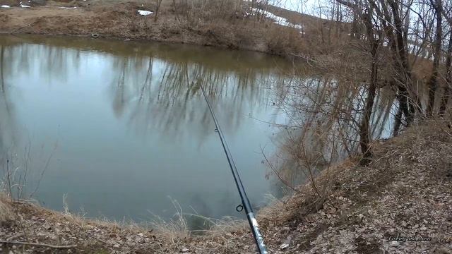 Первая рыбалка на летнюю удочку поплавочку. В этом году клев на речке начался рано. смотреть онлайн