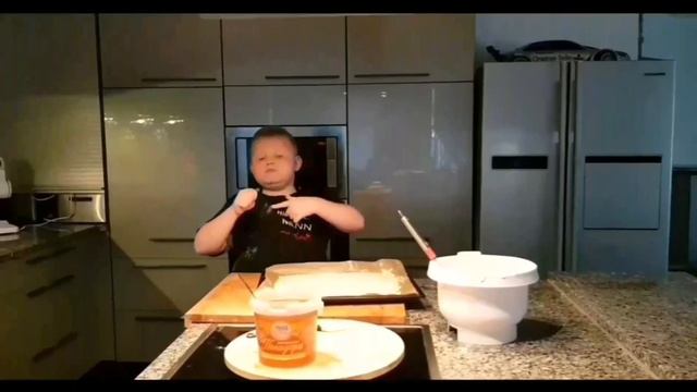 Маленький повар - ☝🏻🤪 самые вкусные медовое пирожное! смотреть онлайн