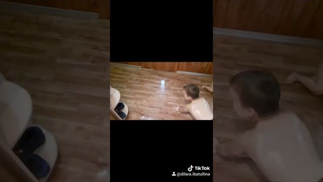 Рамис начал мыть полы