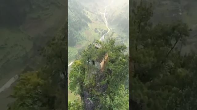 Недавно обнаруженный с помощью дрона дом, расположенный на вершине неприступной скалы в Гуйчжоу, Кит смотреть онлайн