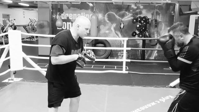 Отработка комбинаций из трех и пяти ударов - слитность и точность. смотреть онлайн