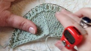 Вяжем треугольную шаль спицами