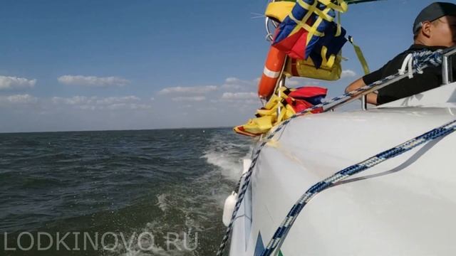 Безмолвный обзор Катамарана Кайман -800 на воде в движении. Релакс видео!) смотреть онлайн