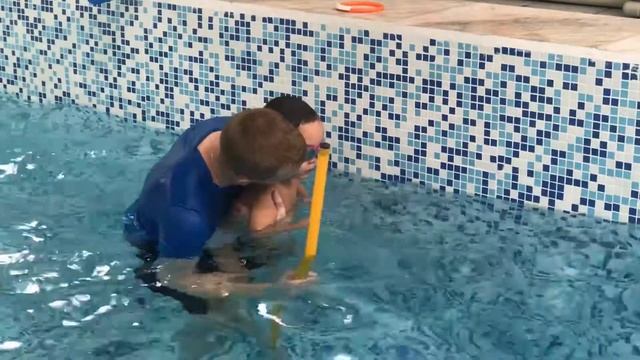 Тренировки плавания для ребёнка 2,5года. swimming for a child 2.5 goals смотреть онлайн